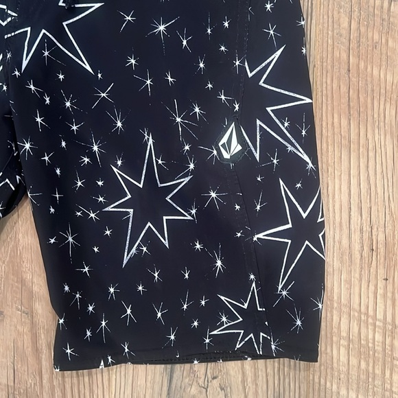Volcom Boys Mod-Tech Black Star Designed Swim Shorts Size 12 - Picture 3 of 7